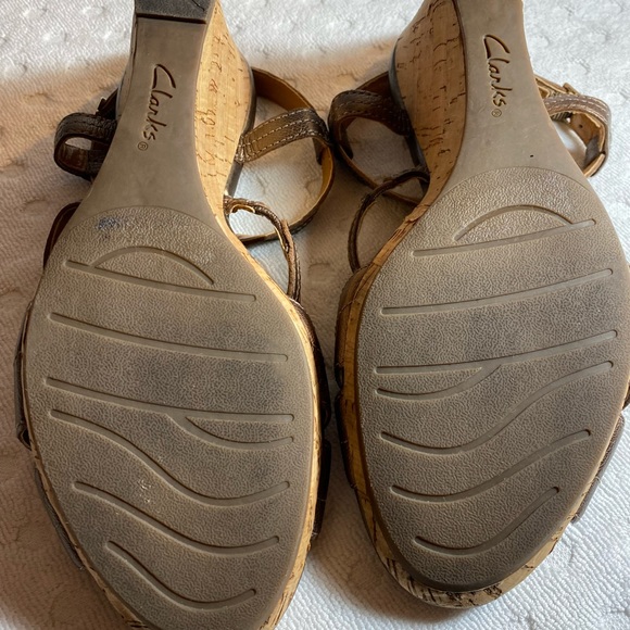 Clarks Bendables Bronze Leather Fiddle Bridge Beaded Cork Wedge Sandals - Picture 4 of 16